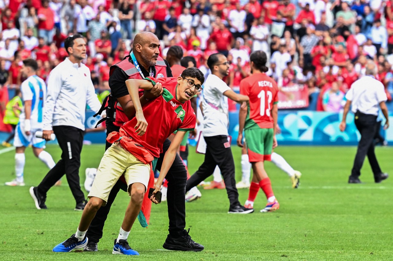  Bombas, invasões marcam a estreia do futebol na Olimpíada de Paris