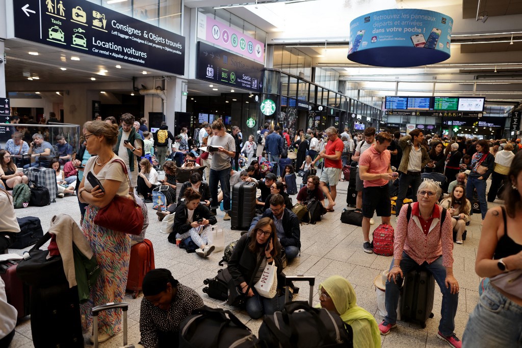 Passageiros aguardam trens em Paris após ataque a linha ferroviária