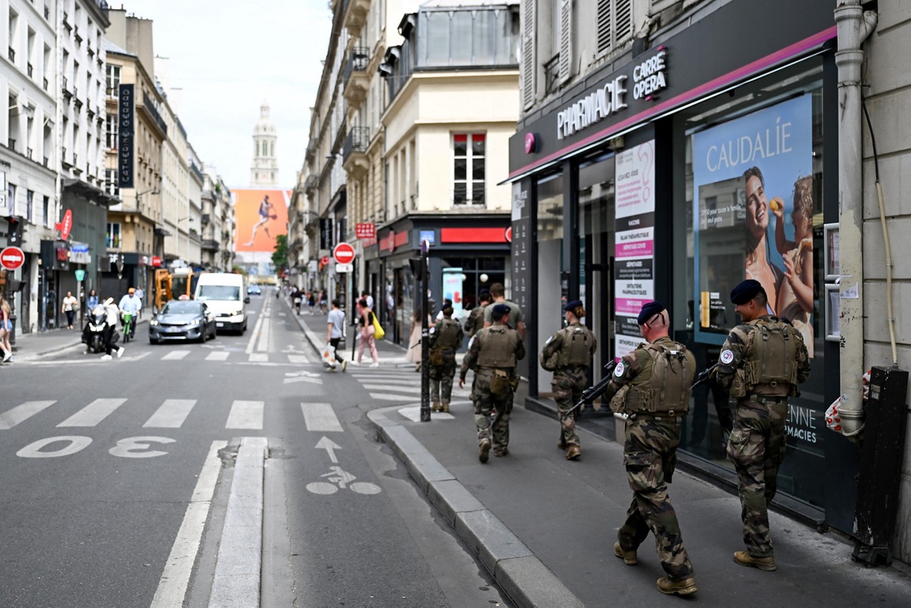 French military personel patrol a street ahead of the Paris 2024 Olympic and Paralympic Games, in Paris on July 21, 2024. (Photo by Kirill KUDRYAVTSEV / AFP)