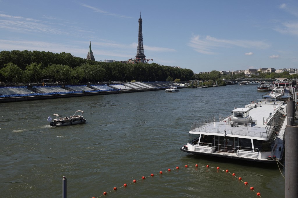 Imagem do rio Sena, em Paris; nível de poluição da água provocou o cancelamento do treino de reconhecimento da maratona aquática