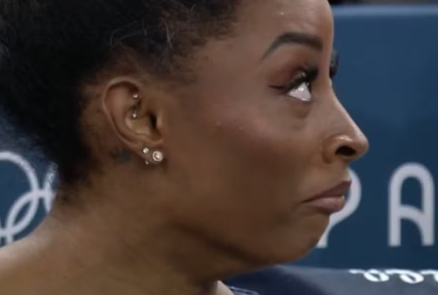 Simone Biles se impressiona com exibição de Rebeca Andrade na final por equipes da ginástica