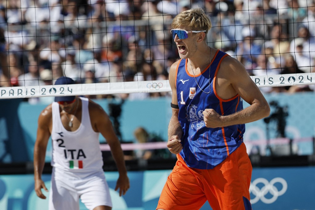 Steven Van De Velde celebra ponto na arena do vôlei de praia