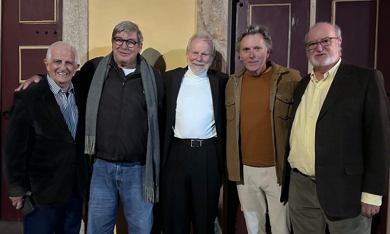 Na lotada apresentação da obra "Brasília - Sinfonia da Alvorada", no Teatro Casa da Ópera de Ouro Preto, dia 13 de julho, abrindo o º3 Festival Arte & Movimento da Escola Saramenha de Artes e Ofícios, Serafim Jardim (presidente da Casa Kubitschek); o diretor, Paulo Rogério Lage; o ator, Jonas Bloch; o produtor, Cristiano Ayres e o ex-governador, Eduardo Azeredo