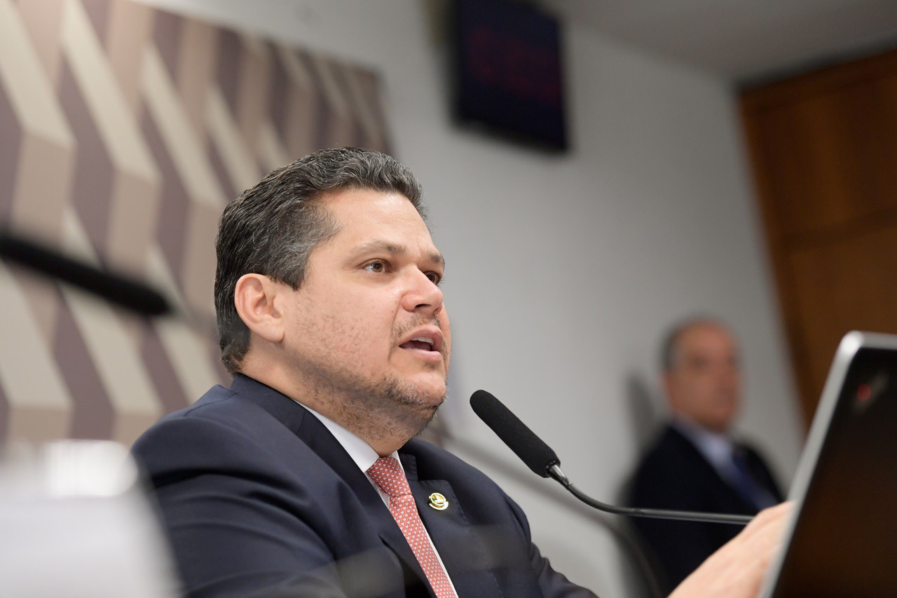 Comissão de Constituição, Justiça e Cidadania (CCJ) realiza reunião com 2 itens. Entre eles, a PEC 65/2023, que dispõe sobre o regime jurídico aplicável ao Banco Central.

À mesa, presidente da CCJ, senador Davi Alcolumbre (União-AP), conduz reunião.

Foto: Saulo Cruz/Agência Senado