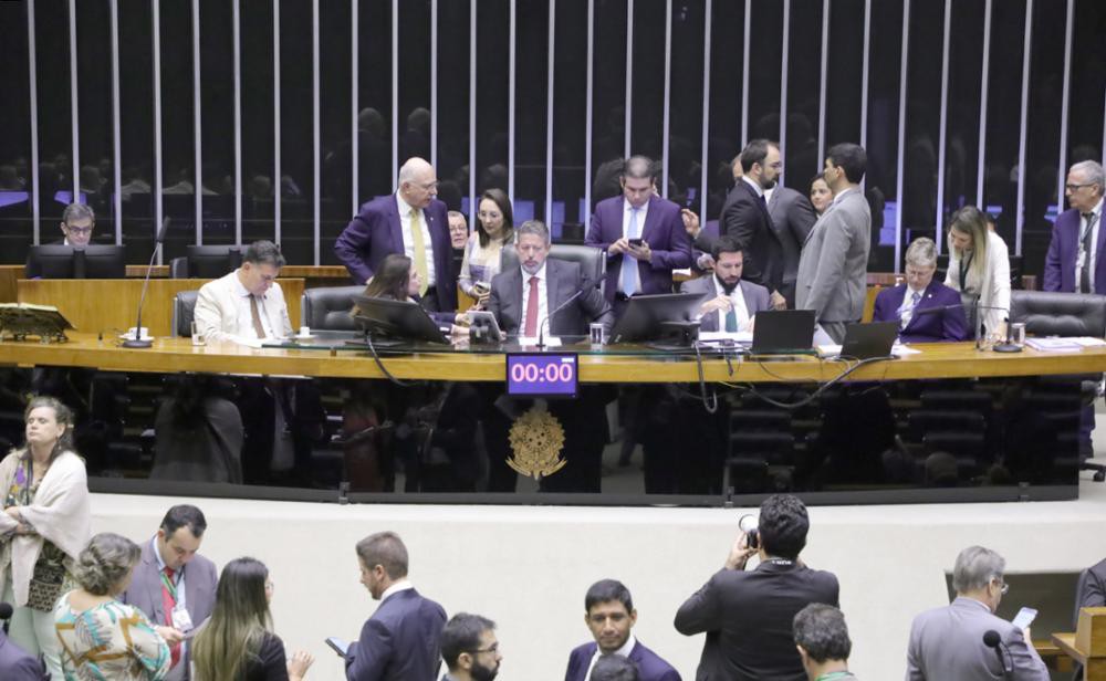 Deputados votam em plenário a PEC que concede anistia aos partidos e federações por iregularidades nas prestações de contas