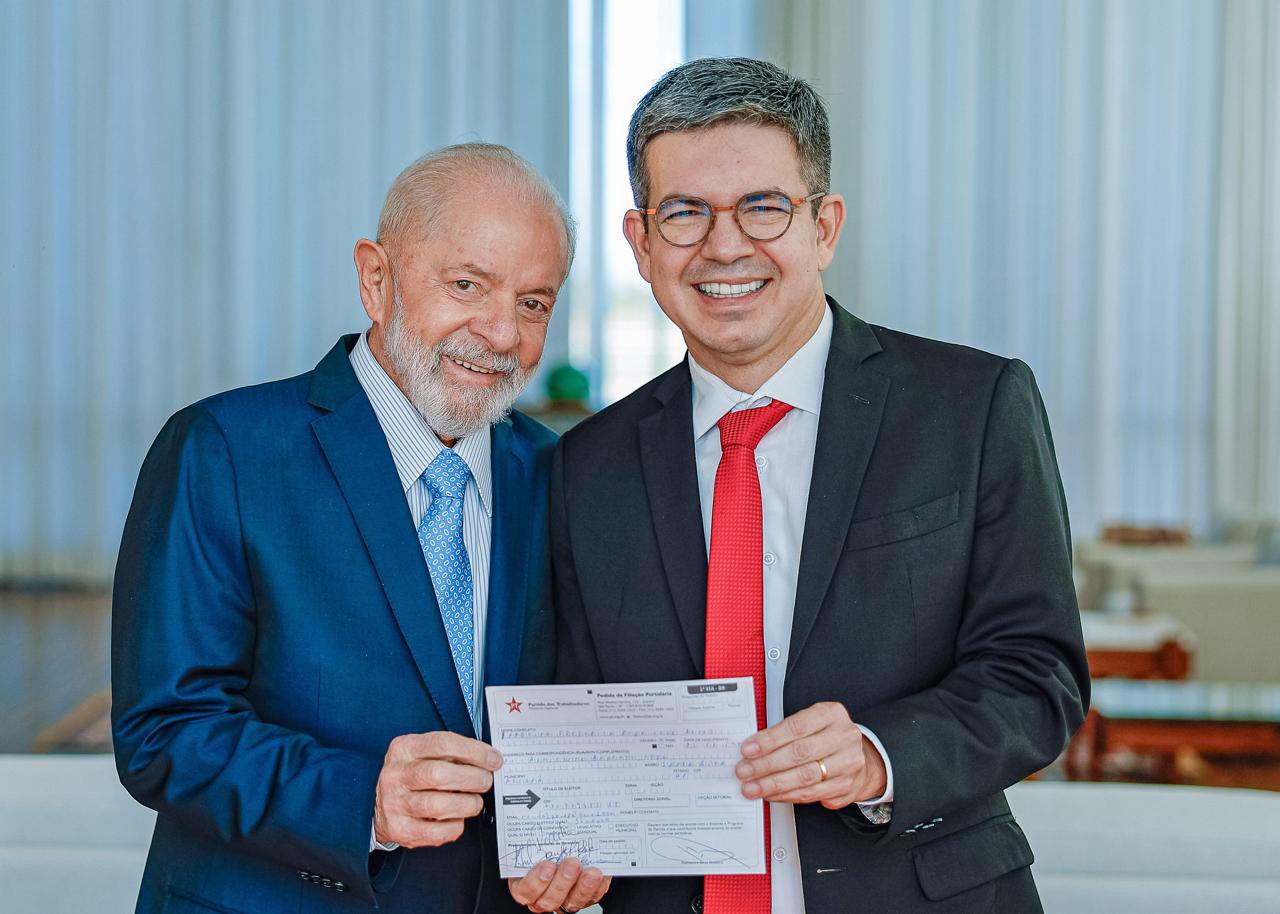 O senador Randolfe Rodrigues assina filiação ao PT ao lado do presidente Lula