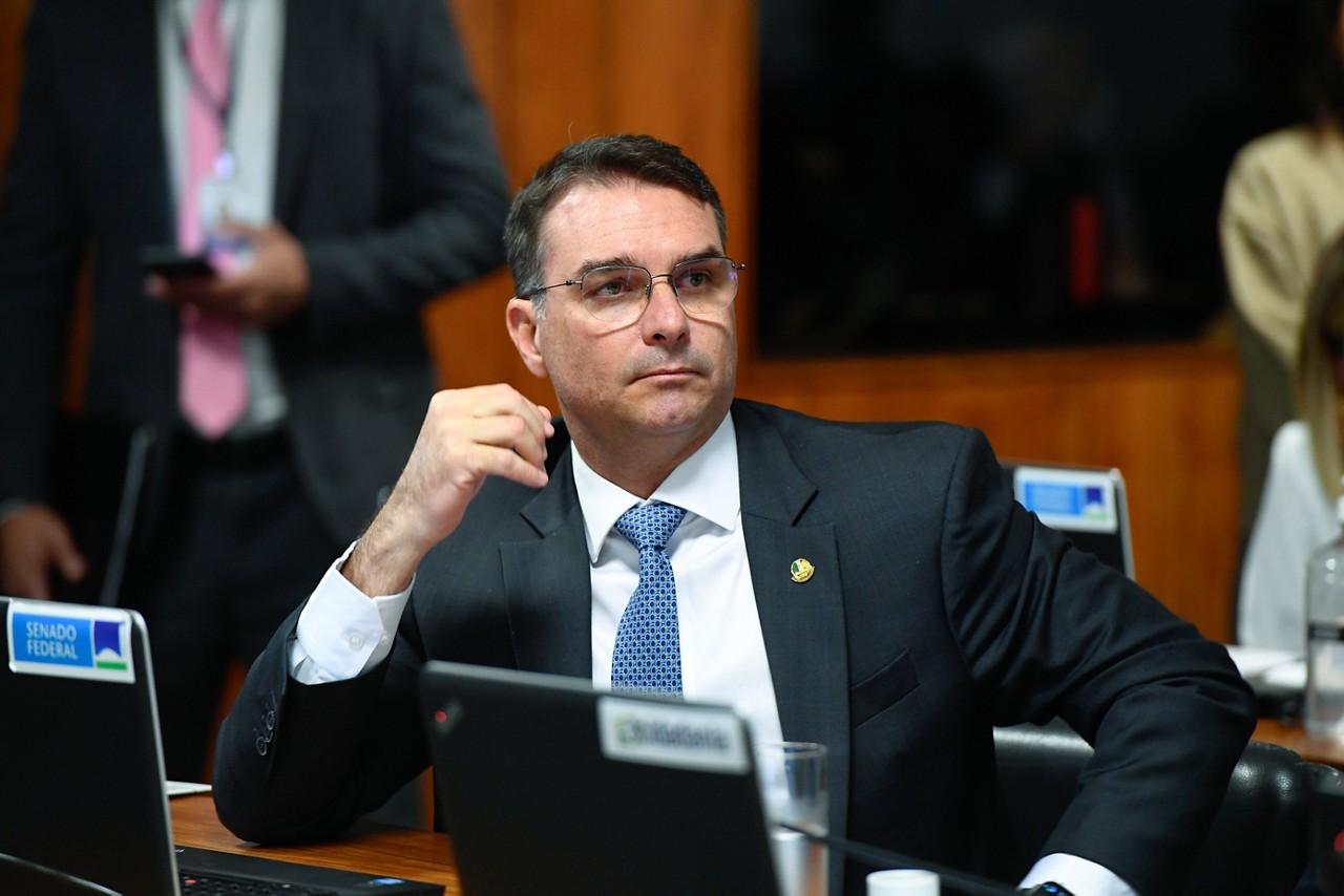 O senador Flávio Bolsonaro disse ainda que a decisão judicial do ministro Alexandre de Moraes não estariam fundamentadas na lei.