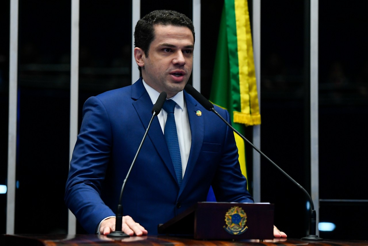 O senador Castellar Neto, suplente de Carlos Viana, em seu primeiro discurso