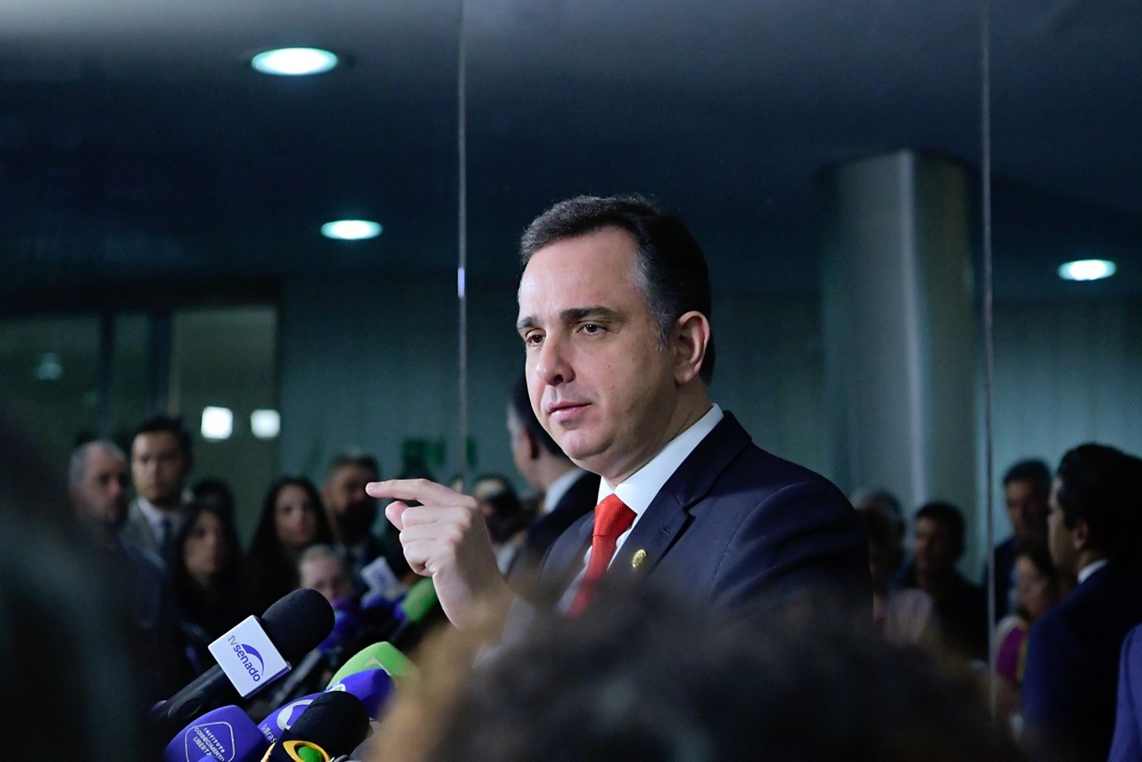 Presidente do Senado Federal, senador Rodrigo Pacheco (PSD-MG), concede entrevista e informa que vai apresentar projeto de lei complementar sobre dívidas dos estados. O senador sugere a mudança do indexador dos débitos, o uso de créditos judiciais e a federalização de estatais, argumentando que o Plano de Recuperação Fiscal paralisa a máquina pública e não resulta na quitação das dívidas. 

Foto: Geraldo Magela/Agência Senado