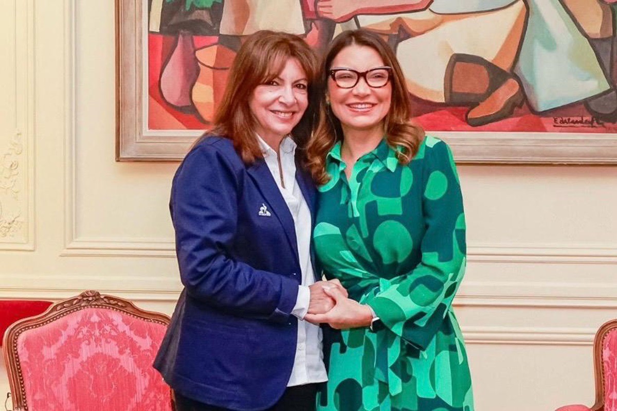 A prefeita de Paris, Anne Hidalgo, com a primeira-dama Janja