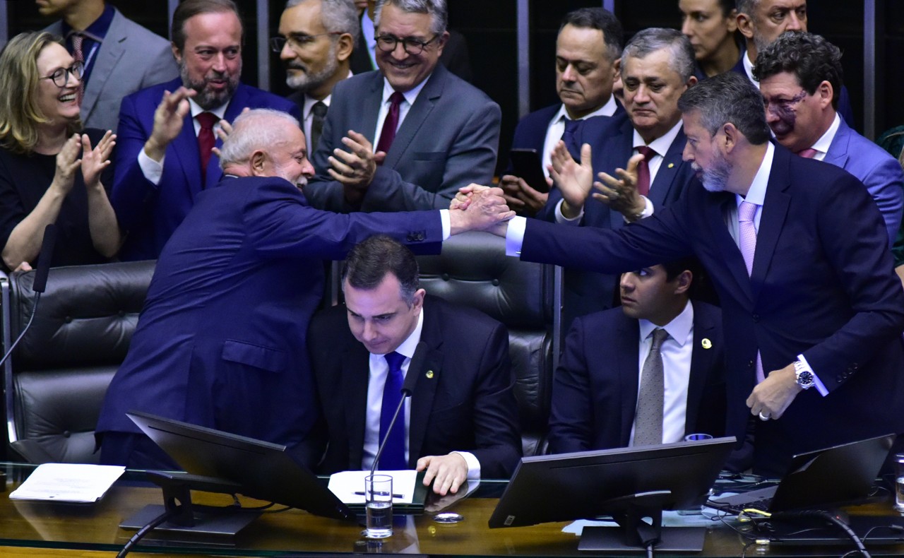 Lula com o presidente da Câmara dos Deputados, Arthur Lira (PP-AL) e o presidente do Senado, Rodrigo Pacheco (PSD-MG) durante Sessão no Congresso em dezembro