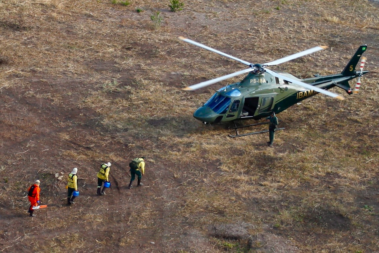 Brigadistas do Ibama combatem incêndios florestais na região de Corumbá (MS), no Pantanal