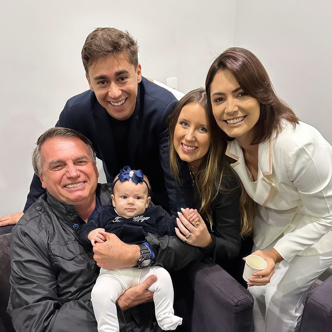 Durante conferência conservadora, foto de filha de Nikolas Ferreira com Bolsonaro gerou mal-estar entre Michelle e Carlos