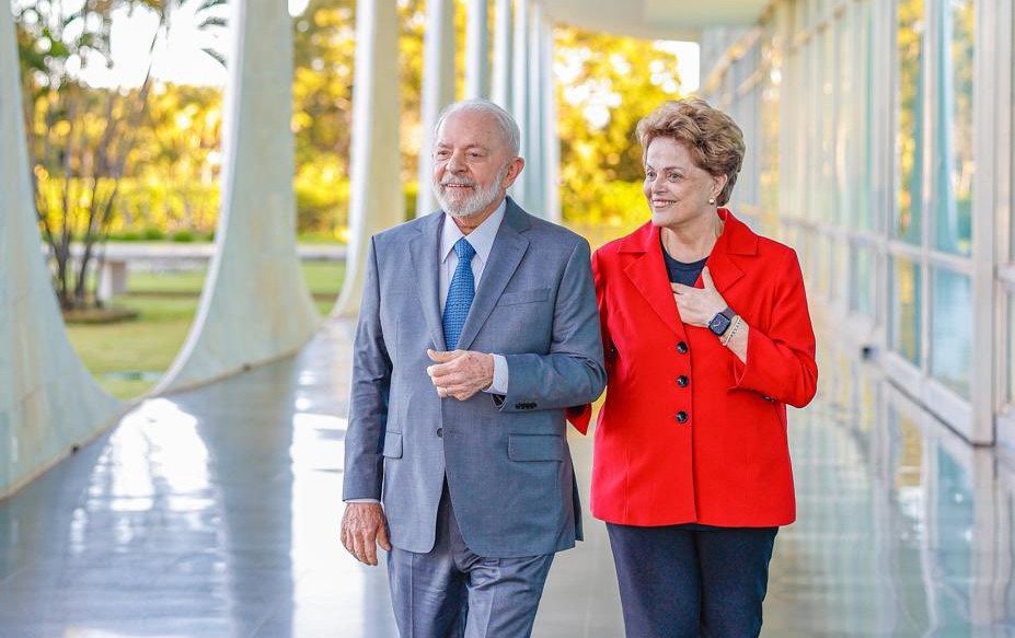 O presidente Lula e a ex-presidente Dilma durante caminhada no Palácio da Alvorada, nesta sexta-feira (26)