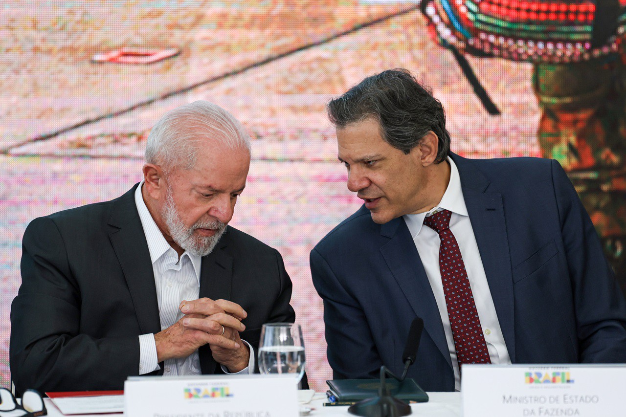 O presidente Luiz Inácio Lula da Silva ao lado do ministro da Fazenda, Fernando Haddad, que chefia a equipe econômica do governo federal 