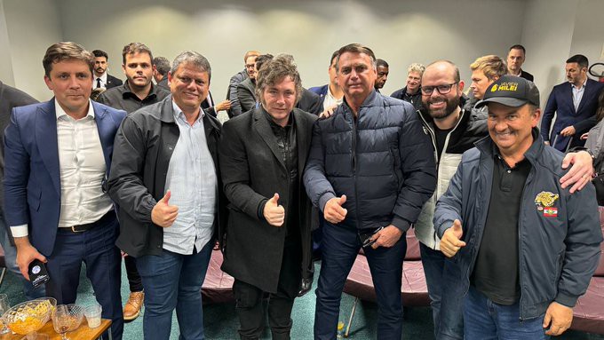 O presidente argentino, Javier Milei, com Bolsonaro, Tarcísio de Freitas e parlamentares bolsonaristas