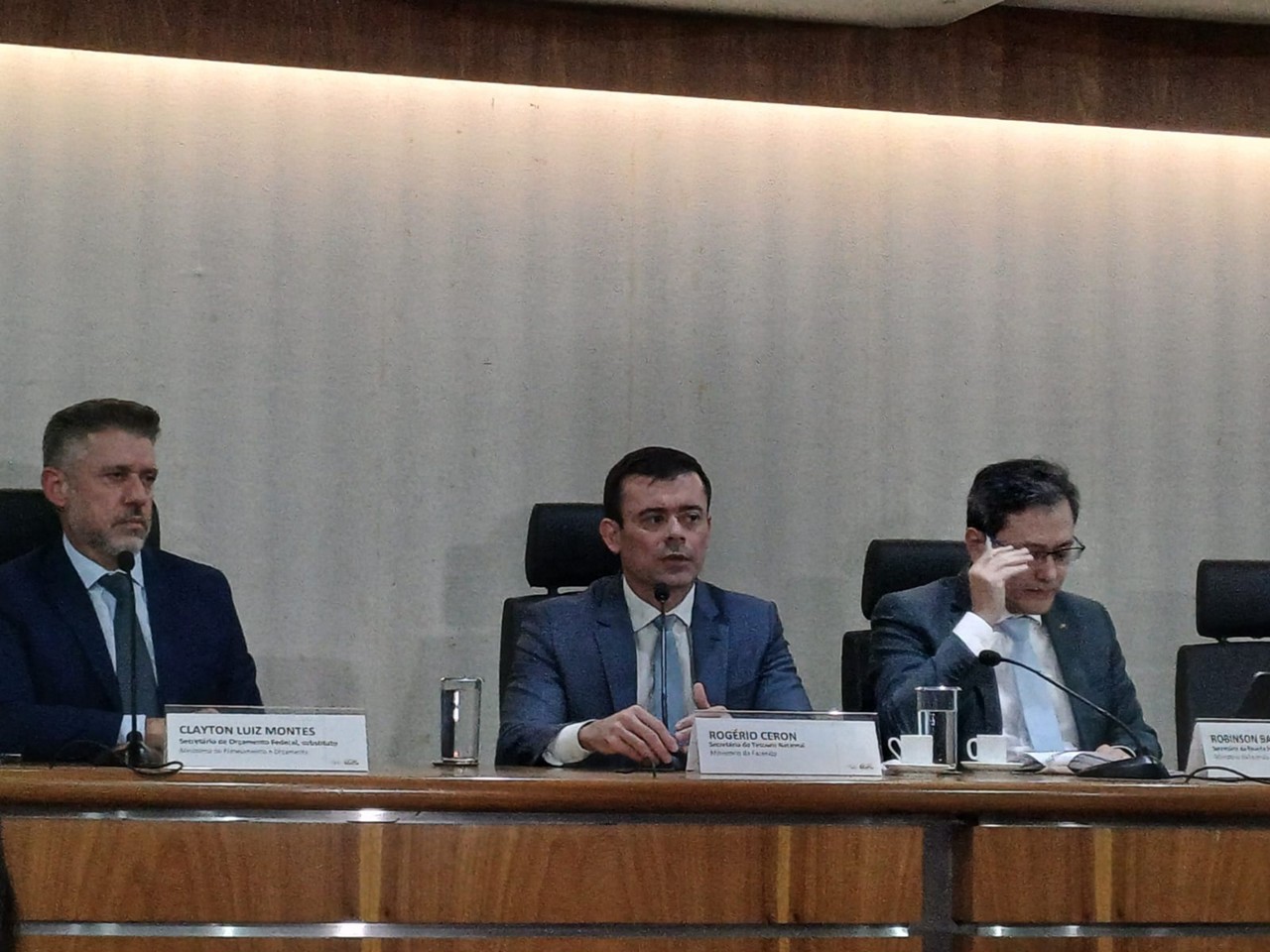 Os secretários Clayton Luiz Montes, Rogério Ceron e Robinson Barreirinhas durate coletiva no Ministério do Planejamento, nesta segunda-feira