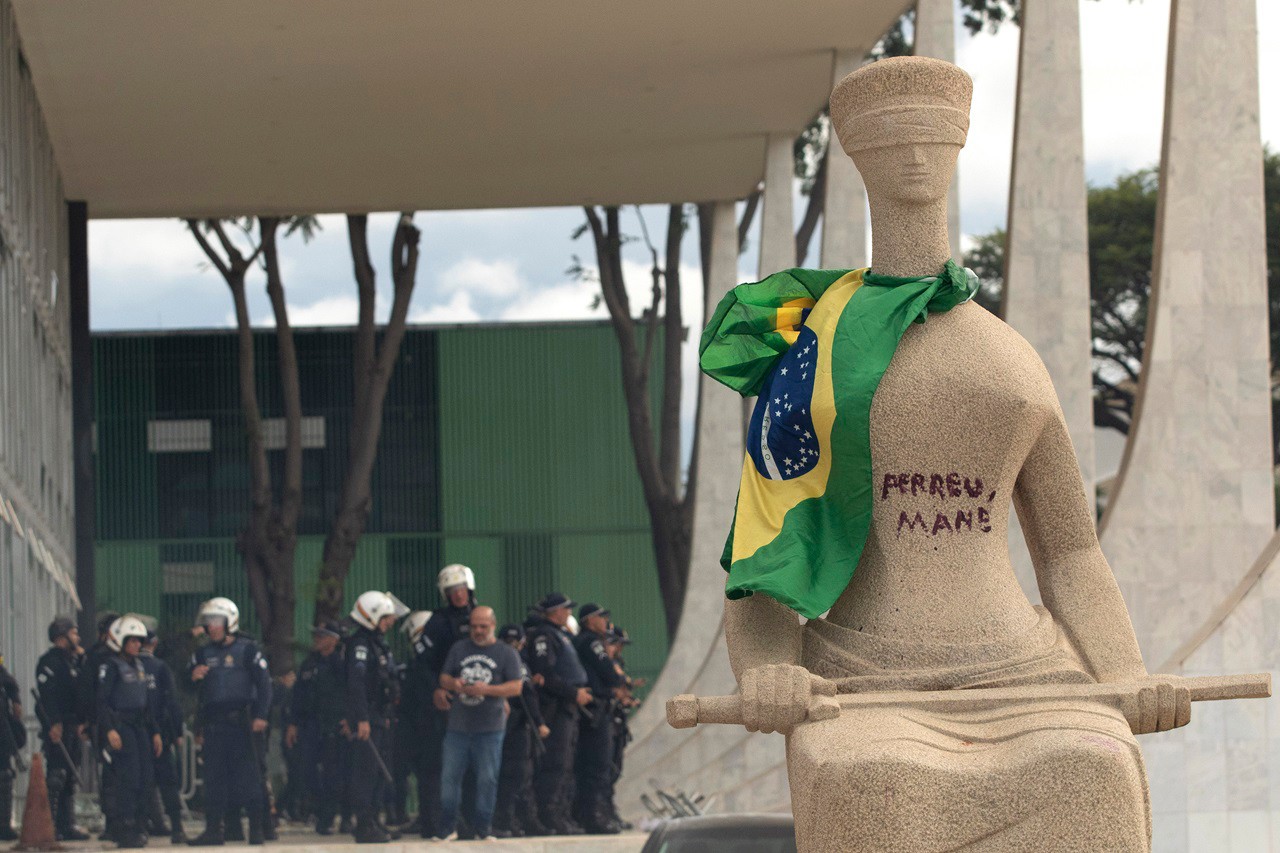 A estátua da Justiça, que fica em frente ao STF, foi pichada no 8 de janeiro de 2023