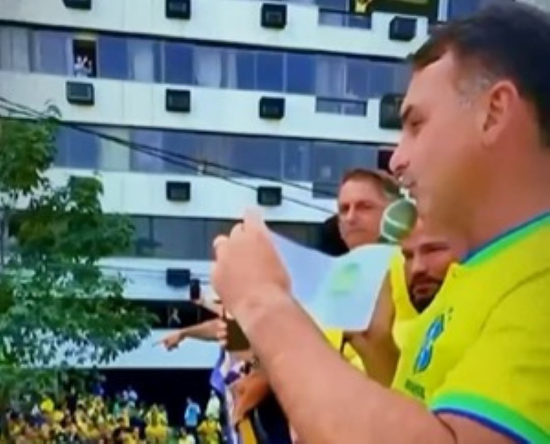 O senador Flávio Bolsonaro (PL-RJ) participou ao lado do pai de um evento de campanha do deputado federal Carlos Jordy (PL-RJ) à Prefeitura de Niterói