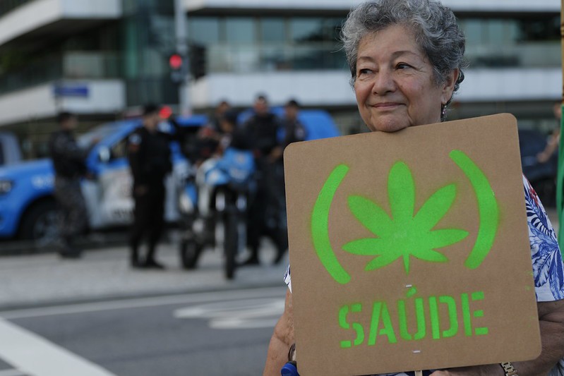 Manifestante na Marcha da Maconha em 2023 defende o plantio da maconha para fins medicinais