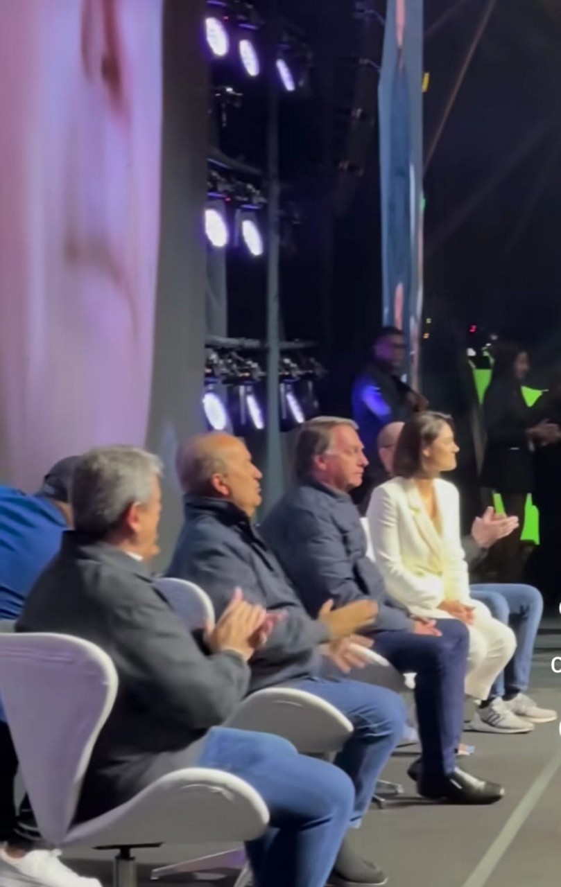 Bolsonaro chora ao ouvir a plateia na CPAC