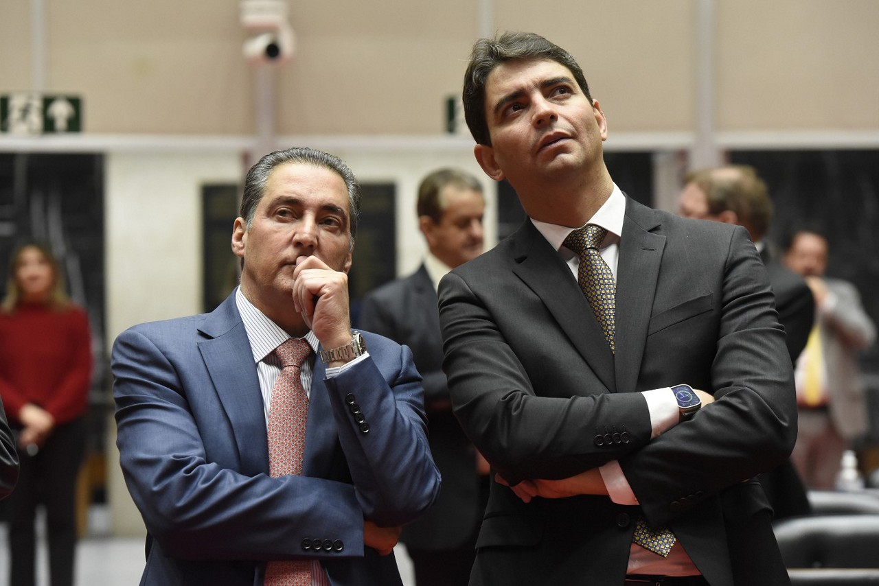 Sem votos, o líder do governo, João Magalhães (MDB), e o líder do bloco do governo, Cássio Soares (PSD), orientaram a base a derrubar reunião para não votar fatia do RRF