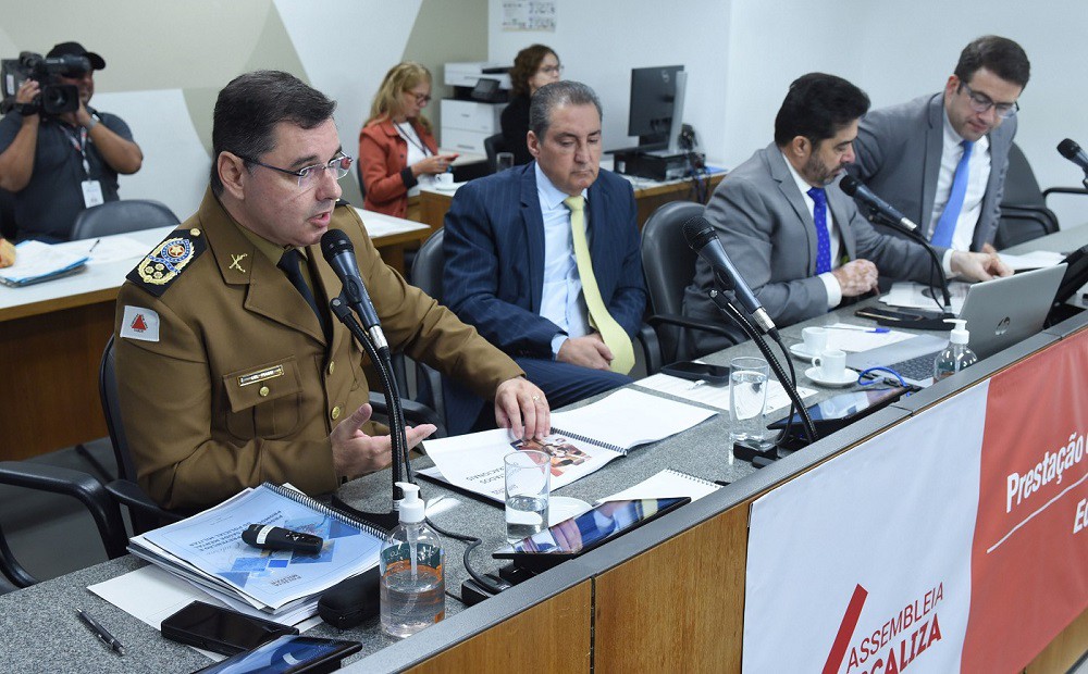 Rodrigo Piassi se desentendeu com os deputados Sargento Rodrigues e Caporezzo (os últimos à direita) em abril, na ALMG
