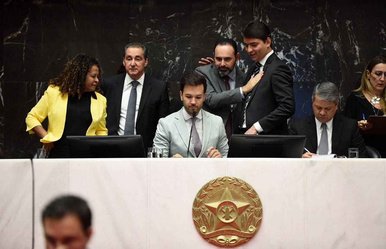 O presidente da ALMG, Tadeuzinho, e os líderes do governo, João Magalhães (MDB, à esq.), da oposição, Ulysses Gomes (PT, à dir.) e do bloco do governo, Cássio Soares (PSD, também à dir.)