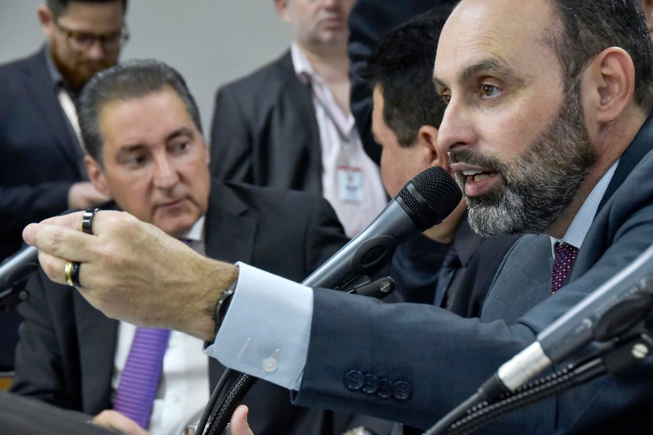 O líder da oposição, Ulysses Gomes (PT), disse que, não bastasse o governador dizer "mentiras" sobre a oposição, agora ele chama sua base de “aproveitadores”