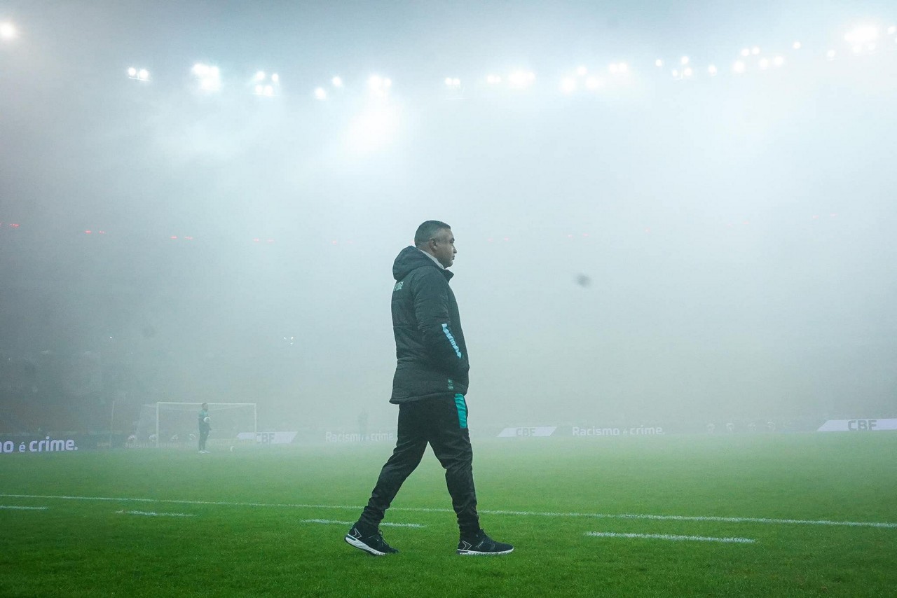O técnico Roger Machado, ex-Atlético, durante partida do Juventude