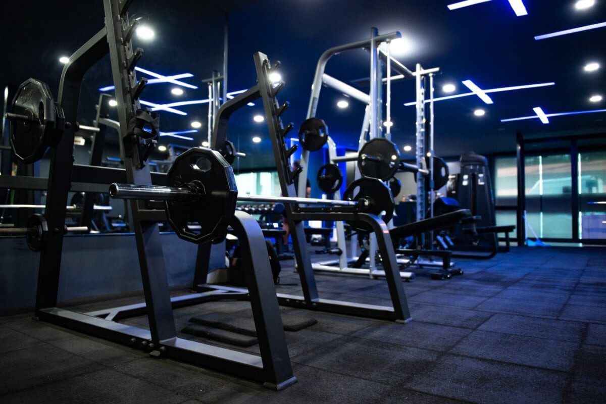 Os aparelhos na academia permitem realizar diferentes exercícios