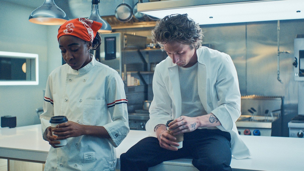 Ayo Edebiri como Sydney Adamu e Jeremy Allen White como Carmen “Carmy” Berzatto em cena de 'The Bear'