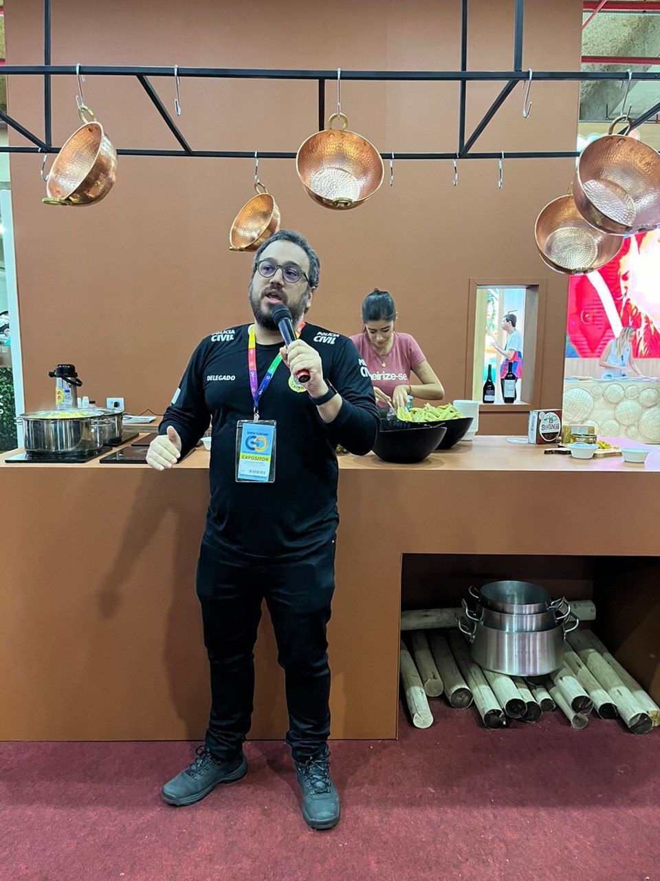 O delegado Guilherme Santos no estande de Minas Gerais na Expo Turismo Goiás 