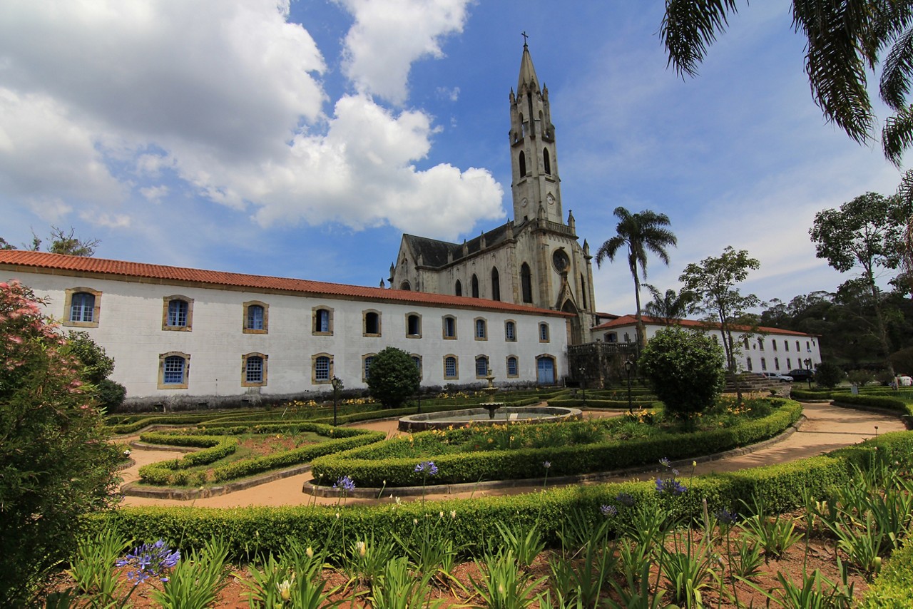 Em torno da arquitetura do Santuário do Caraça, estão belos jardins