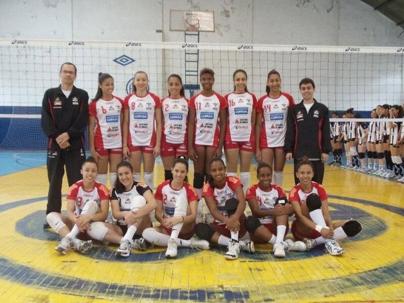 Gabi (camisa 8) e Lorenne (camisa 11) juntas nas categorias de base do Mackenzie, em Belo Horizonte, em 2010