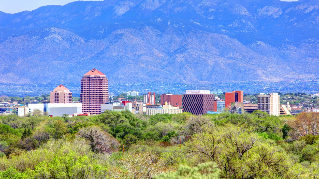 Santa fe, new mexico city skyline with mountains in the background.