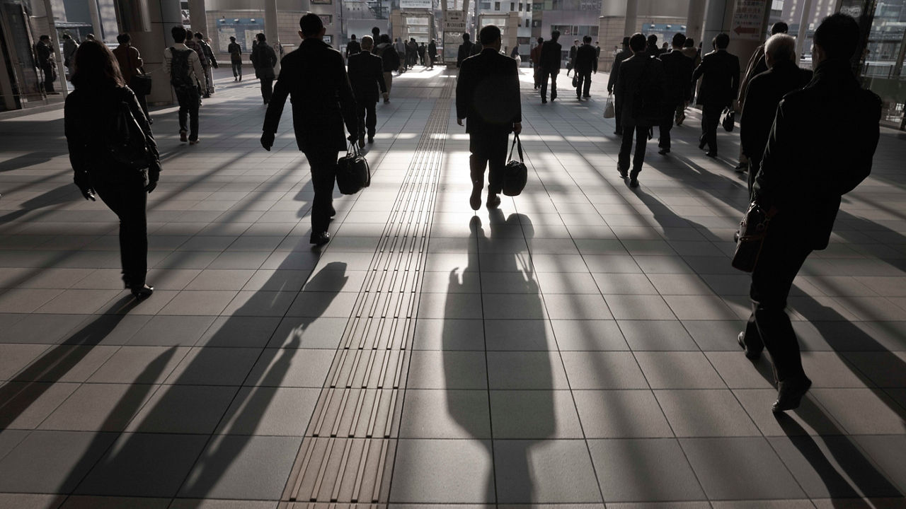 A group of people walking in an airport.