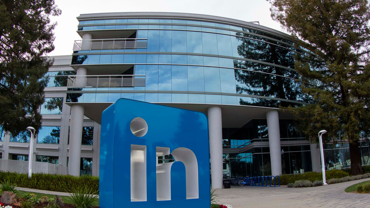 The linked logo is in front of a building.