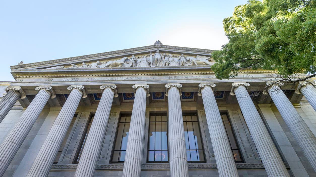 A California courthouse with tall columns at its entrance.