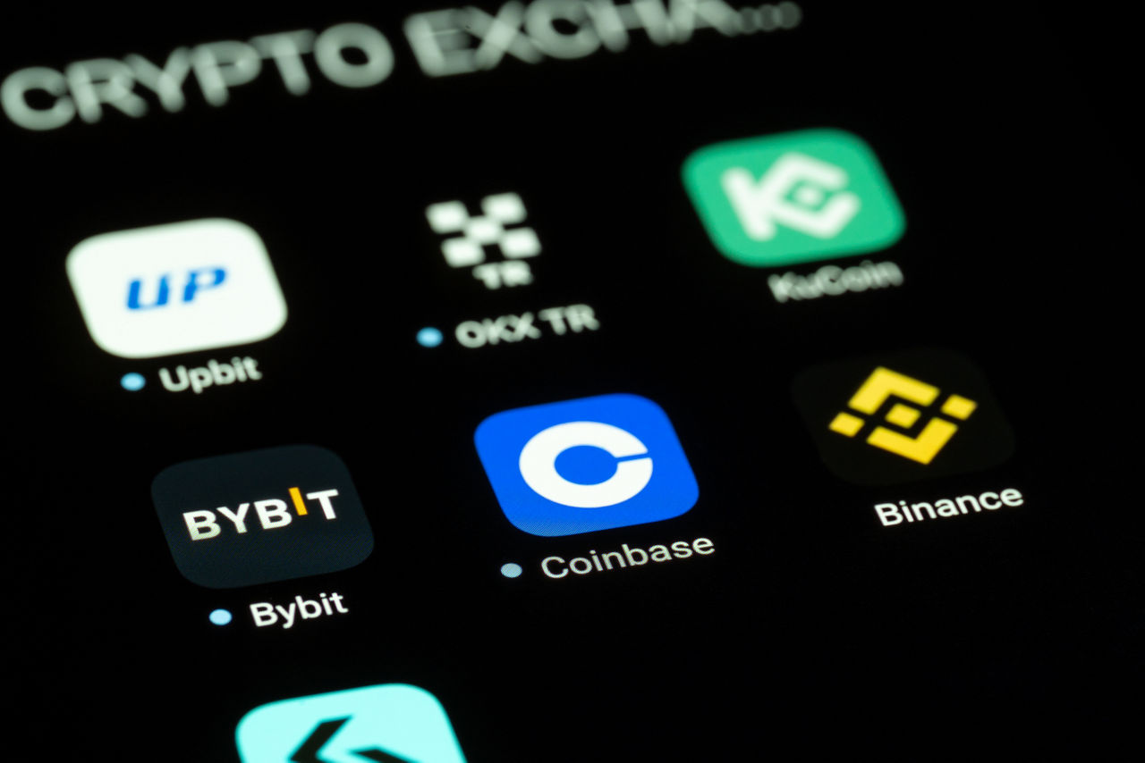  Coinbase crypto exchange app and other cryptocurrency exchange apps on smartphone