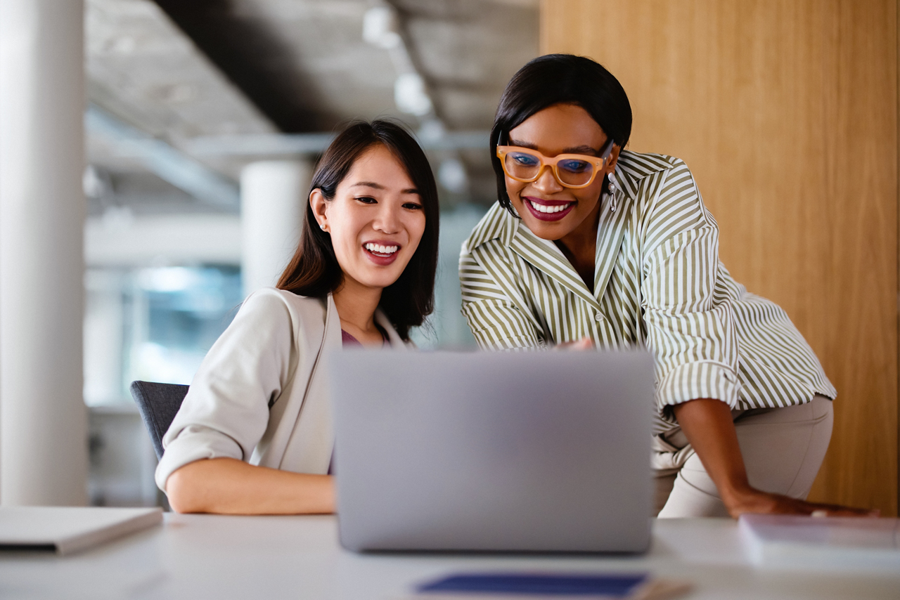girl looking with friends at computer