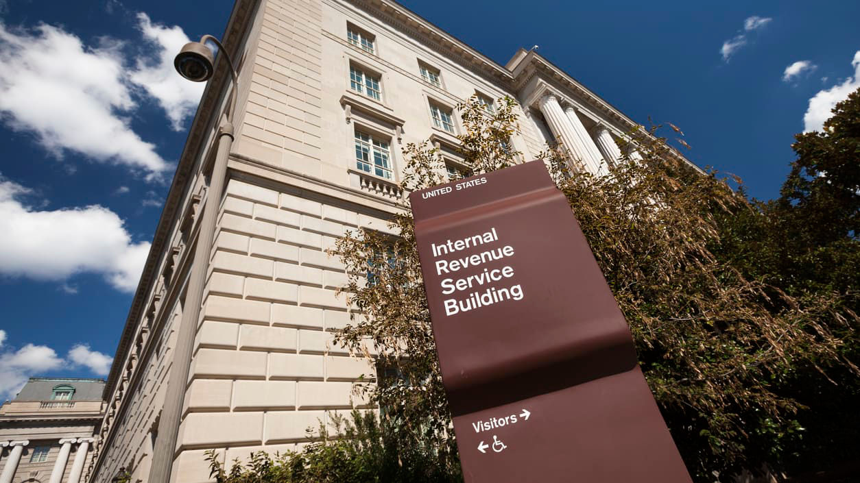 The united states treasury building is seen in the background.