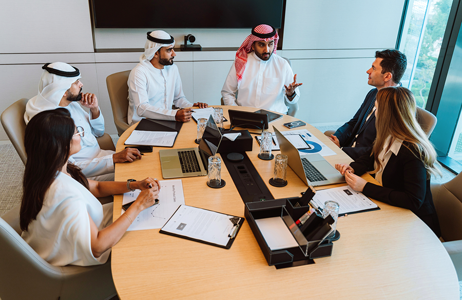الإنسان والروبوت يتصافحان