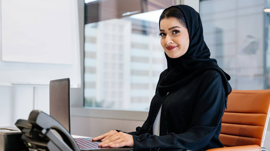 عامل يكتب على مكتبه