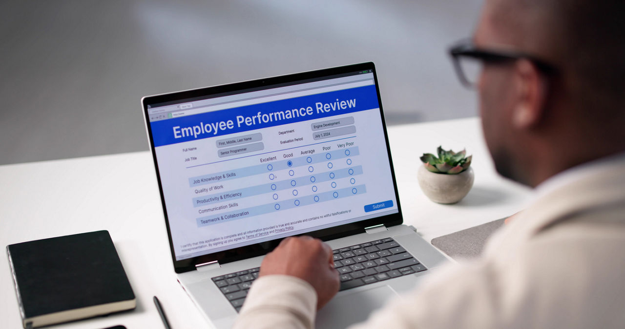 Online Performance Evaluation Form: African American Employee Filling Review