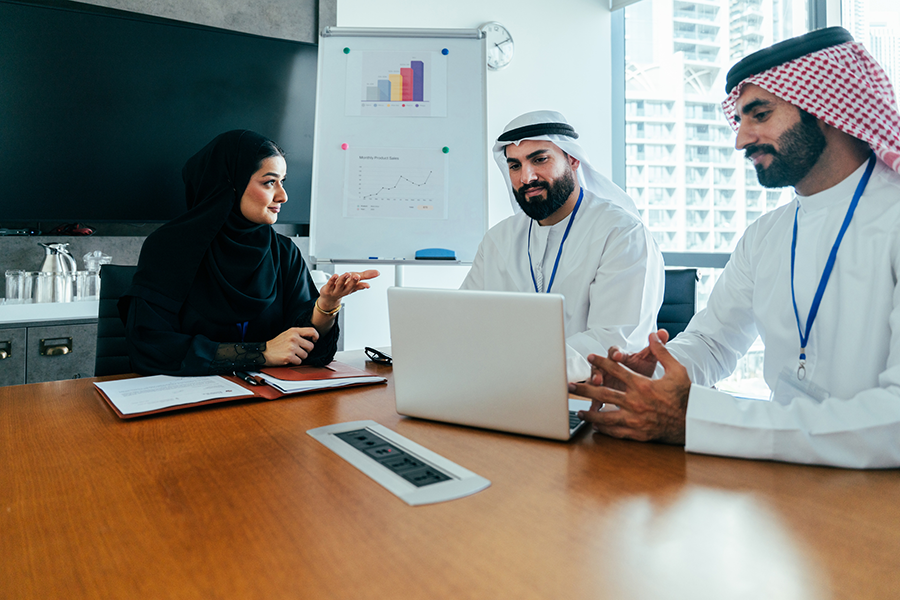 الإنسان والروبوت يتصافحان