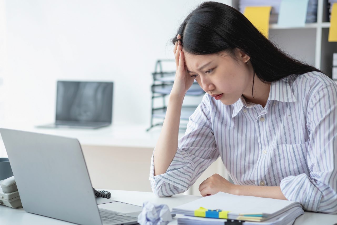 Concept Burnout Syndrome. Asian business Woman feels uncomfortable working. Which is caused by stress, accumulated from unsuccessful work And less resting body. Consult a specialist psychiatrist.