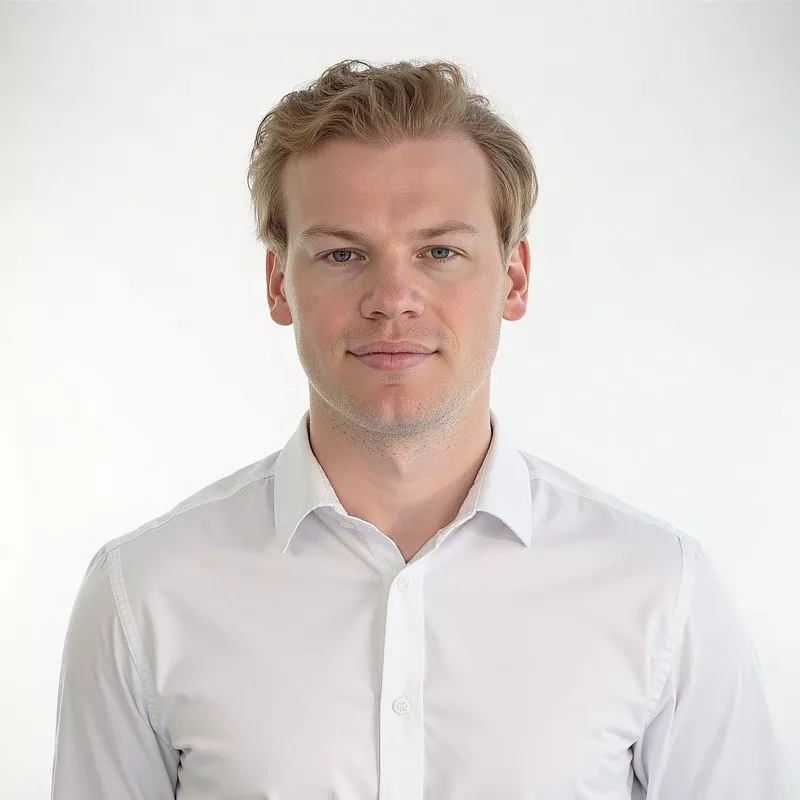 Alexander Dobbin headshot