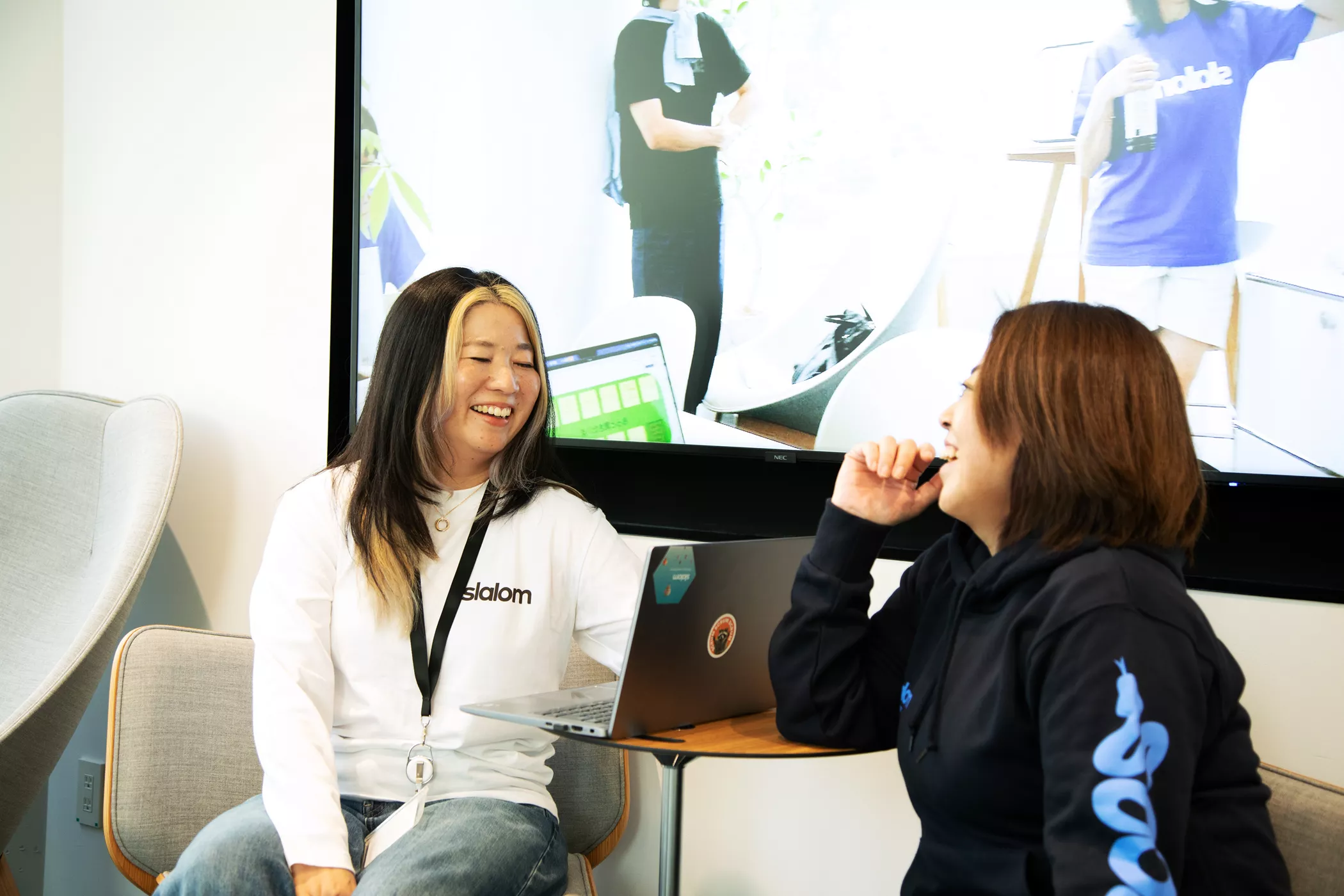 Chisato Takahashi talking to a coworker