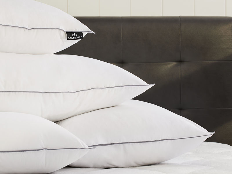 Pile de divers oreillers pour dormeurs sur le côté et sur le dos